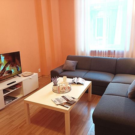 Spacious Old Town Family Peachy 2 Bedrooms Apartment, Nearby The Riga Presidential Castle Eksteriør billede